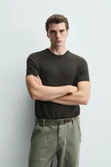 Camiseta de punto de corte regular, confeccionada en una mezcla de viscosa. Presenta cuello redondo y mangas cortas con acabados en rib.