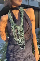 Top halter de microtul azul oscuro, con cuello tipo choker y drapeado fluido en el frente.