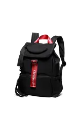Mochila urbana de nylon color negro, con solapa superior, correas ajustables y detalles de cintas decorativas en color rojo con logo de la marca.