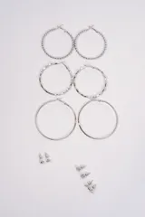 Set de caravanas compuesto por tres pares de argollas de diferentes texturas y tres pares de caravanas pequeñas tipo broquel con detalles de cristales.