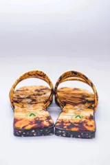 Sandalias planas con capellada de algodón estampada con diseño batik en tonos rosa y negro. Suela de neumáticos reciclados.