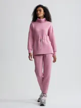 Buzo rosa de cuello alto con cordón ajustable en la cintura.