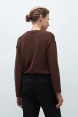 Sweater de tejido de punto color verde petróleo, con escote en V y mangas largas.