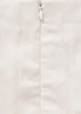 Falda larga de corte recto y tiro medio, confeccionada en tejido de tul con efecto arrugado. Cuenta con cintura elástica y diseño multiposición que permite usarla también como vestido.