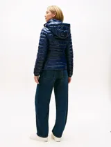 Campera puffer de Tommy Hilfiger en color azul brillante, con diseño acolchado, capucha extraíble, cierre frontal de cremallera, bolsillos laterales y puños elásticos.