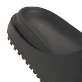Sandalias Adidas Campus 00S Foam Slide de color negro, confeccionadas en una sola pieza de espuma moldeada, con suela dentada y tira ancha superior con el logo de la marca en relieve.