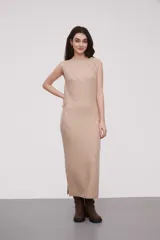 Vestido midi beige con estampado de damero, cuello alto y sin mangas.