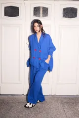 Blazer azul de lino con corte holgado, solapas y cuatro botones fucsia.