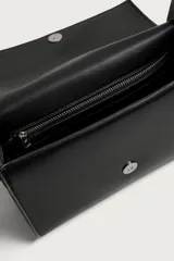 Bandolera de diseño estructurado con doble solapa y cierre metálico a presión. Cuenta con correa ajustable para el hombro y compartimentos internos organizados con cierre de cremallera.