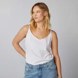 Camiseta blanca de tirantes finos con escote en V.