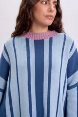 Sweater de punto con diseño de rayas verticales en tonos de azul y celeste, con cuello redondo en color rosado.