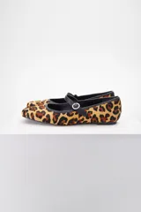 Ballerinas con estampado animal print, puntera redondeada y tira sobre el empeine con hebilla metálica.