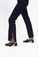 Pantalón de jean azul oscuro con corte semi oxford, pespuntes en color rojo y abertura en la parte inferior. Confeccionado en denim elastizado, presenta un diseño de tiro medio con cierre frontal y logo bordado en rojo en la cadera.