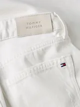 Jean blanco de corte amplio, talle alto y estilo balloon, con efecto desgastado en las rodillas y ruedo desflecado.