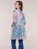 Cardigan largo de tul semitransparente color verde, con estampado patchwork y bordados florales en relieve. Presenta diseño de frente abierto con solapas fluidas y mangas tres cuartos acampanadas.