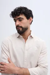 Camisa de manga larga de lino y algodón color celeste, con fit semi slim y cuello clásico.