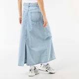 Pollera larga de denim celestes, de tiro medio con bolsillos laterales y cinturón incorporado del mismo material.