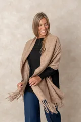 Pashmina de textura suave en color bordó, con diseño rectangular y terminaciones con flecos en los extremos.