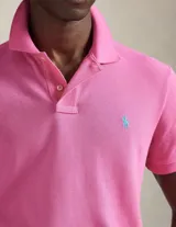Remera polo de algodón color rosado, corte Custom Slim Fit, manga corta y cuello con botones. Cuenta con el logo bordado en el pecho.