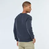 Sweater de punto fantasía color azul oscuro, manga larga, con cuello redondo y abertura frontal con tres botones. Presenta puños y bajo acanalados.