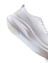 Championes deportivos Umbro modelo Void, color negro con detalles en gris oscuro. Presentan una estructura de malla transpirable, suela robusta con amortiguación y el logo de la marca en el lateral y la lengüeta.