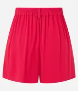 Short holgado de viscosa texturizada color blanco, con cintura de sastrería en la parte delantera y elástico en la trasera, bolsillos laterales y cierre con botón y cremallera.