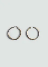 Aros medianos de diseño bicolor en tonos dorado y plateado con cierre de tanca.