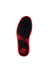 Championes DC modelo Cour, color negro con detalles en gris y suela roja. Diseño robusto inspirado en el skate con cordones anchos y el logotipo de la marca en el lateral.