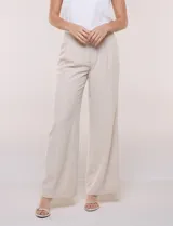 Pantalón de vestir de tiro alto, color beige, con corte wide leg y pinzas frontales.