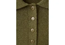 Jersey de punto verde militar con cuello polo y cierre frontal parcial con botones. Presenta manga larga y diseño de corte recto.