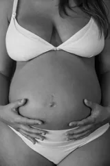 Bombacha maternal de algodón hipoalergénico con diseño de tiro alto y soporte especial para el embarazo.