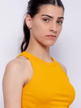 Top corto de tejido acanalado color marrón, con cuello redondo y corte de sisa tipo nadador.