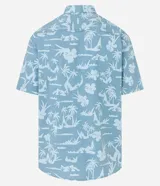 Camisa celeste con estampado de islas, palmeras y flores, de corte relajado, manga corta, cuello inglés, abotonada y con bolsillo en el pecho.
