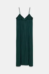 Vestido midi color morado oscuro, confeccionado en tejido satinado con efecto plisado o arrugado. Presenta escote en pico y tirantes finos ajustables. El calce es fluido y holgado.