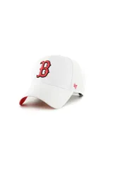 Gorra de béisbol blanca con visera curva, corona estructurada y cierre ajustable. Presenta el logo de los Boston Red Sox bordado en relieve en color rojo con contorno negro en el frente y el logo de la marca 47 en el lateral.