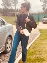 Bandolera pequeña color crudo con diseño acolchado en forma de rombos. Incluye correa larga regulable y tarjetero interno.