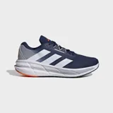 Championes de running Adidas Questar 3 para hombre, color azul marino con tres franjas blancas en el lateral. Presentan detalles en gris claro en el talón y toques naranjas en la suela. La mediasuela es blanca con tecnología Bounce 2.0 y plantilla Cloudfoam Plus.