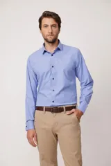 Camisa celeste de vestir, de corte clásico, con cuello italiano y mangas largas.
