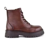 Bota de cuero color marrón con cordones, suela track y cierre lateral.