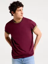 Camiseta marrón de corte recto y mangas cortas.