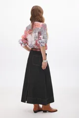 Falda larga de jean azul oscuro, corte recto y tiro alto.