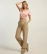 Remera azul de algodón con cuello en V y bolsillo en el pecho.