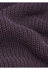 Sweater de punto en color beige, con cuello alto y cierre frontal parcial. Diseño de manga larga con puños y ruedo acanalados.