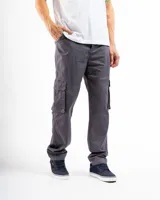 Pantalón cargo de hombre color gris oscuro, con corte recto y múltiples bolsillos utilitarios en los laterales de las piernas.