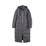 Campera larga tipo puffer color negro, con diseño acolchado, cierre frontal completo, cuello alto y capucha desmontable.