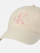 Gorra tipo béisbol de algodón color beige, con visera curva y logo de Calvin Klein bordado en color rosado en la parte frontal.