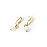 Aros colgantes dorados con forma de clip decorado con strass, dije redondo dorado y perla blanca irregular.