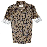 Camisa de manga larga color marrón con estampado de hojas negras, cuello clásico y puños con interior estampado.