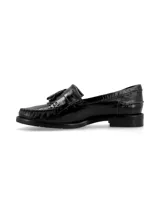 Mocasines de cuero charol negro con diseño clásico, detalles de flecos y borlas en el empeine, y suela plana con taco bajo.