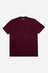 Remera de algodón con trama visible, color bordó, de corte regular y estructura firme. Presenta estampa frontal en relieve con texto.